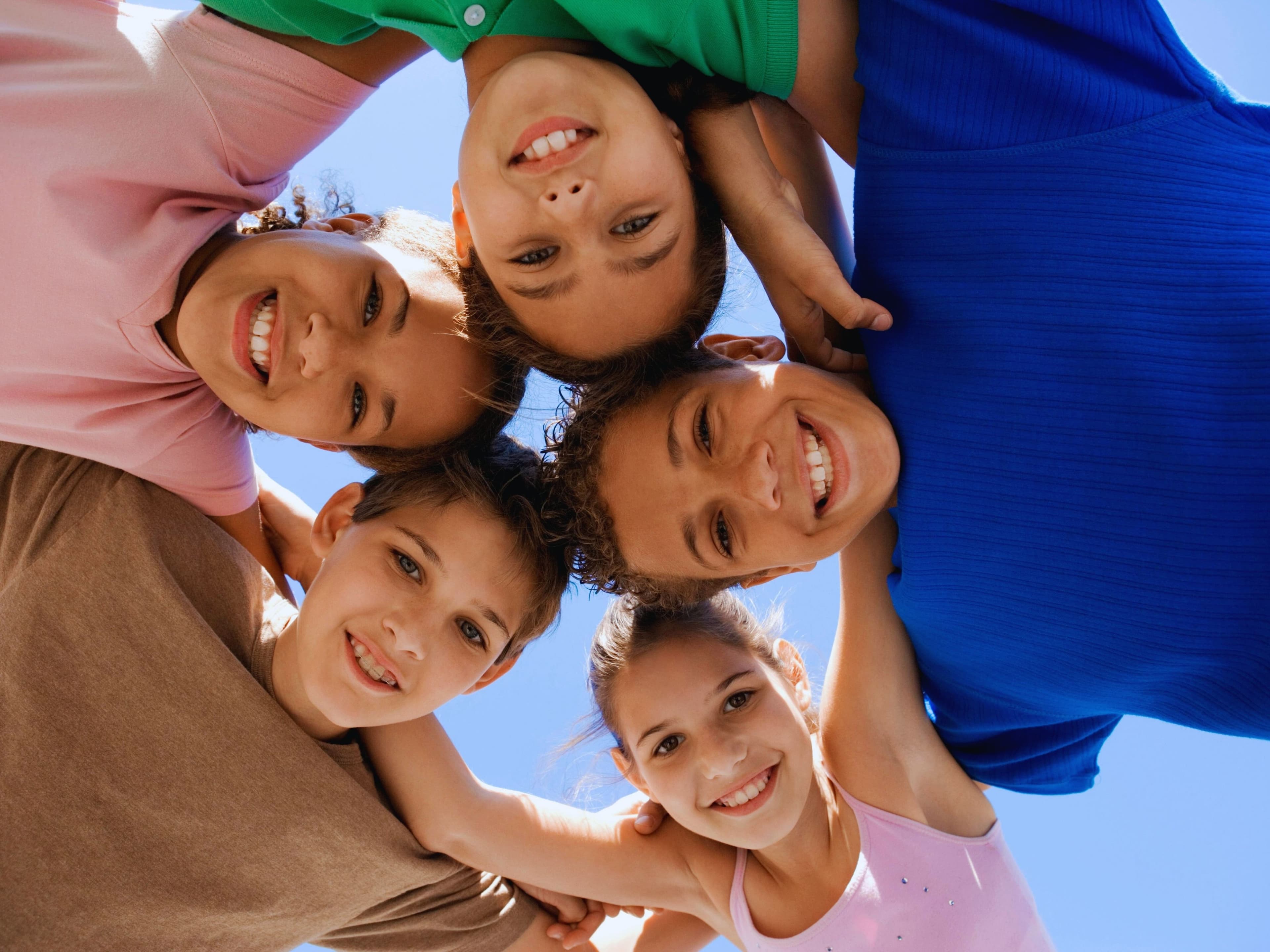 Familia unida sonriendo desde una perspectiva superior